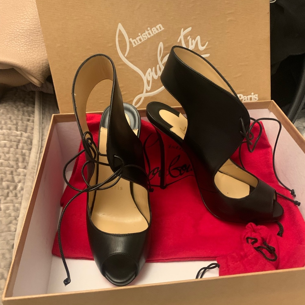 NWT Christian Louboutin peep toe heels